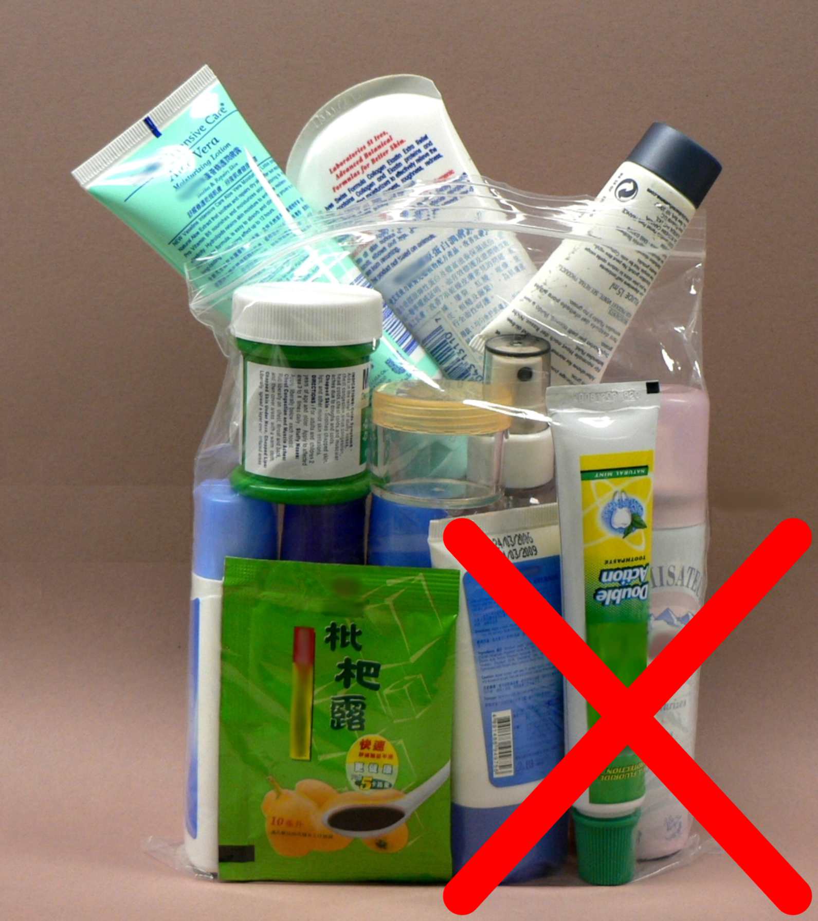 The containers must fit comfortably within the transparent plastic bag, which should be completely closed.