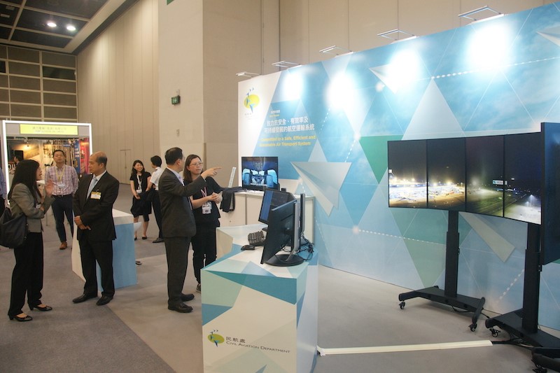 民航处在「香港国际机场2019职业博览会」展出模拟数码指挥塔设施和互动空管人员的工作席。 - 01
