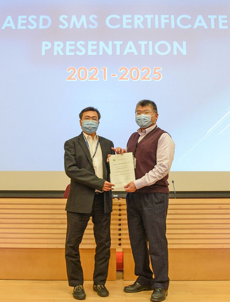 Acting Assistant Director–General of Civil Aviation (Air Traffic Engineering Services), Mr Hui Man-ho (right), received the SMS Certificate from the ATMSO.